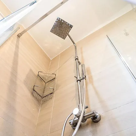 Charming With Garden And Pool דירה ביביונה