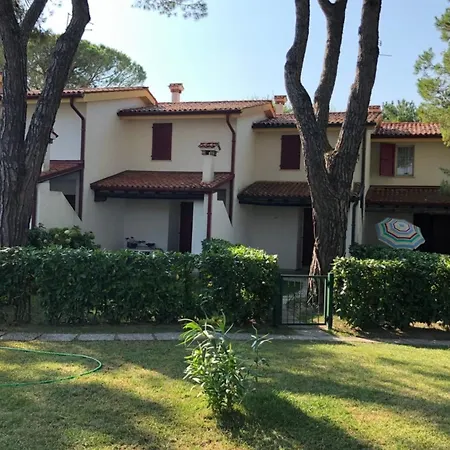 Charming With Garden And Pool Lejlighed