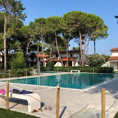 Charming With Garden And Pool דירה *