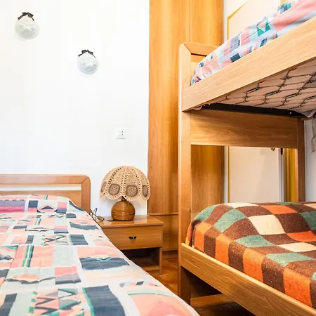 Charming With Garden And Pool דירה