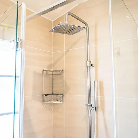 Charming With Garden And Pool ביביונה