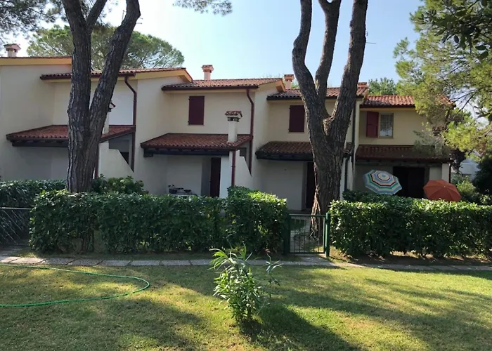 Charming With Garden And Pool Lejlighed